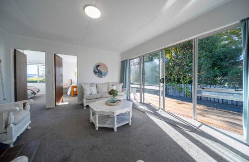 Te Anau House | Relaxing Kiwi Bach - Te Anau Holiday Home