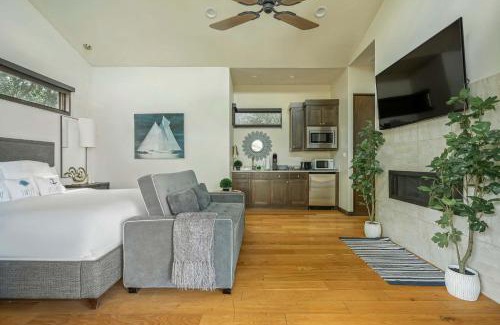 Spicewood House | Relaxing Lake Escape - 1BR, Pickleball & BBQ