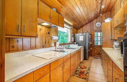 Honor House | Relaxing lake house w/firepit, boat mooring, free cable, and full kitchen