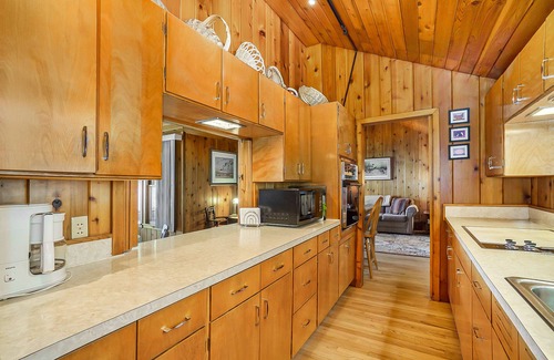 Honor House | Relaxing lake house w/firepit, boat mooring, free cable, and full kitchen