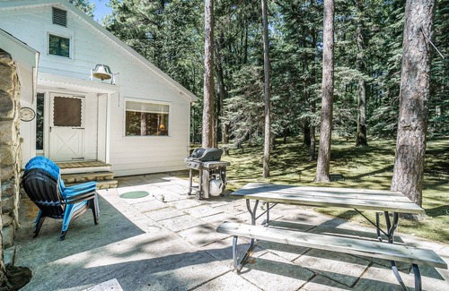 Honor House | Relaxing lake house w/firepit, boat mooring, free cable, and full kitchen