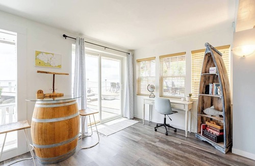 Kingsville Cottage | Relaxing lakefront cottage near wineries and beach