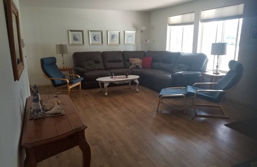 Sunset Beach House | Relaxing Lakefront, Close to Beach, Family Friendly, Quiet Neighborhood.