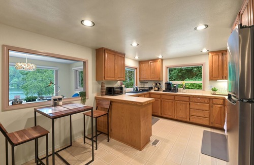 Bellingham House | Relaxing Lakeside Bungalow, Walking distance to Lake Samish Park