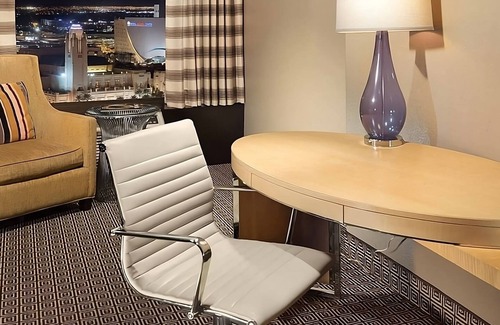 Downtown Las Vegas Hotel | Relaxing Location and Accommodation! Free Parking, Pool, Near Neon Museum