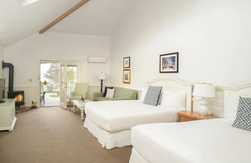 Boothbay Harbor Cabin | Relaxing Lodge Rm | Ocean Peek | No Hidden Fees