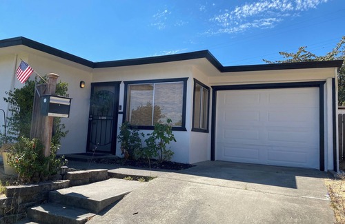 Vallejo House | Relaxing Mid-century Bay Area bungalow