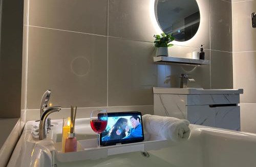 Taman Kobena Apartment | Relaxing Muji Retreat with Jacuzzi, Retro Games, MRT