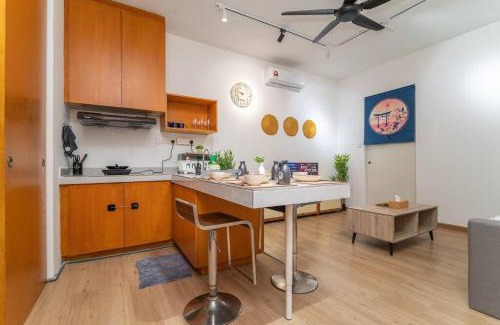 Taman Kobena Apartment | Relaxing Muji Retreat with Jacuzzi, Retro Games, MRT