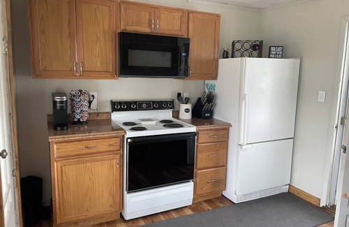 Tiltonsville House | Relaxing one bedroom cottage backs up to OH River