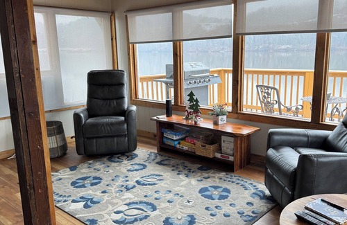 Tiltonsville House | Relaxing one bedroom cottage backs up to OH River