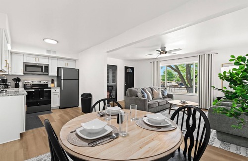 Royal Oak Apartment | Relaxing One-Bedroom Retreat | King Bed | Royal Oak