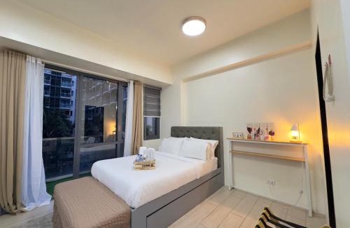 Pasay Apartment | Relaxing Pasay Retreat Pool, WiFi & Gym Access