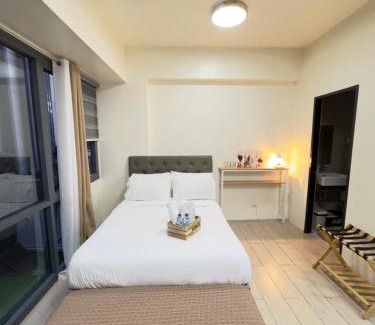 Pasay Apartment | Relaxing Pasay Retreat Pool, WiFi & Gym Access