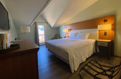 Mount Charleston Hotel | Relaxing Pet-Friendly Hideaway with Free Parking & Seasonal Experiences