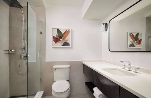 White Plains Hotel | Relaxing Pet Friendly King Room w/Easy Train Ride to New York City