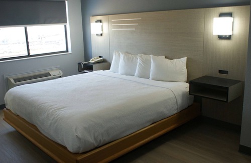Van Buren Hotel | Relaxing Pet Friendly Room Perfect for a Relaxing Couple Getaway