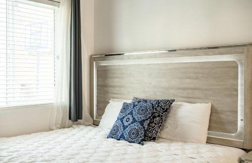 West Covina House | Relaxing Private Getaway with Bright Interiors