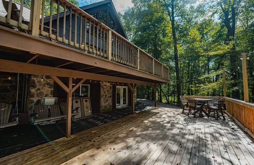 Rockbridge Cabin | Relaxing private retreat w/Hot Tub, wi-fi, treehouse, game room, new large deck