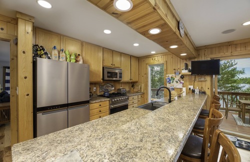 Eagle River House | Relaxing Refuge ~ Lakefront ~ Dogs ~ WiFi ~ AC ~ Remote but Not Far