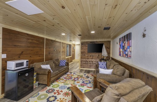 Eagle River House | Relaxing Refuge ~ Lakefront ~ Dogs ~ WiFi ~ AC ~ Remote but Not Far