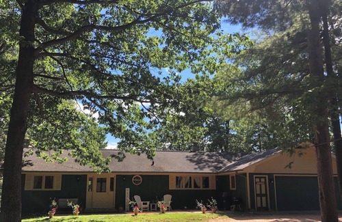 Eagle River House | Relaxing Refuge ~ Lakefront ~ Dogs ~ WiFi ~ AC ~ Remote but Not Far