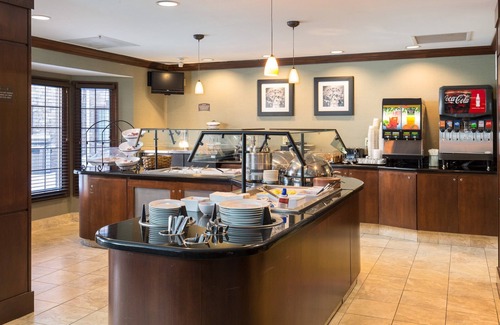 Maumee Apartment | Relaxing Retreat in Maumee | FREE Breakfast + Fitness Center + Shared Pool