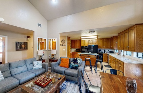 New Braunfels House | Relaxing riverfront home tucked away with shaded back deck/patio