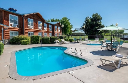 Boardman House | Relaxing Riverfront Unit with Kitchenette! FREE Parking, Outdoor Pool!