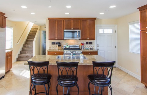 West Newport House | RELAXING ROOFTOP Stunning 2 PARKING 2 Beds Sleep 6