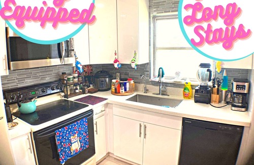 Boynton Beach House | Relaxing Room near Beach, Shopping, Dining & Fun! +Kitchen & Laundry