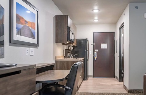 Mitchell Hotel | Relaxing Room with Full Kitchen Setup Near Lake Mitchell - Pets are Welcome!