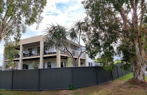 Burrum Heads House | Relaxing seaside home , good fishing, doorsteps from Fraser's, pet friendly