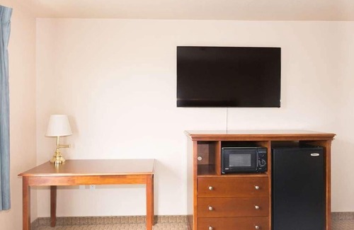 McMinnville Hotel | Relaxing Stay at Red Lion McMinnville! On-site Pool and Pet-Friendly Property!