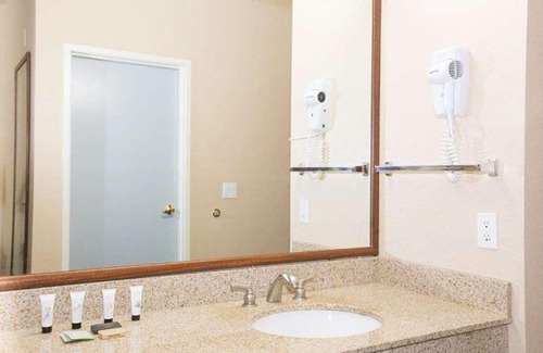 McMinnville Hotel | Relaxing Stay at Red Lion McMinnville! On-site Pool and Pet-Friendly Property!