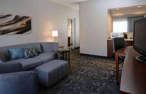 South Kansas City Hotel | Relaxing Stay in Kansas City! Pet-Friendly Units, Indoor Pool, Free Parking!