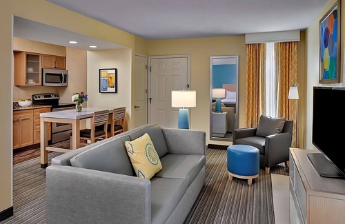 Chesterfield Hotel | Relaxing Suite nr Missouri Bluffs Golf Club & Monarch Levee Trail! Free Parking!