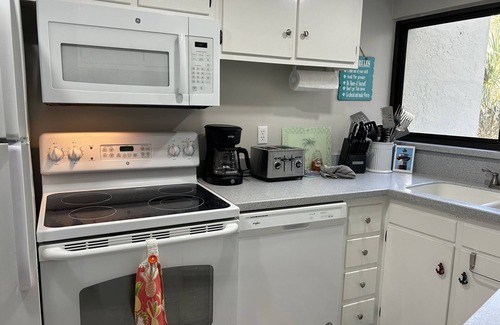 Hilton Head Island Condo | Relaxing Tropical Vacation by the Sea! Pool off back deck, Ocean across street🌴