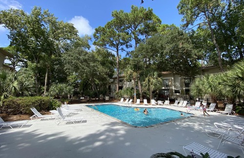 Hilton Head Island Condo | Relaxing Tropical Vacation by the Sea! Pool off back deck, Ocean across street🌴