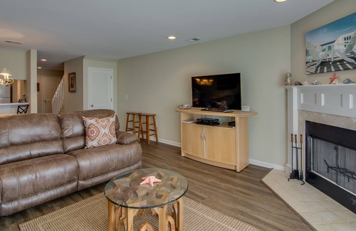 Isle of Palms Villa | Relaxing villa w/ partial ocean view, shared pool & bike trails - close to golf!