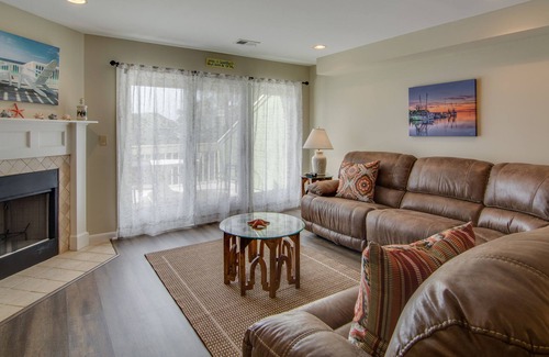 Isle of Palms Villa | Relaxing villa w/ partial ocean view, shared pool & bike trails - close to golf!