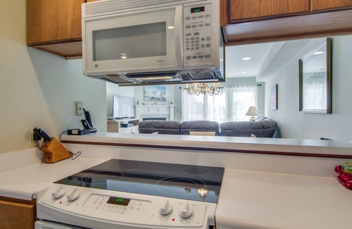 Isle of Palms Villa | Relaxing villa w/ partial ocean view, shared pool & bike trails - close to golf!