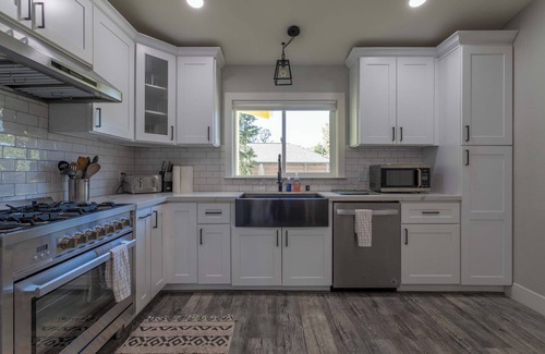Graton House | Relaxing Vineyard View, Rooftop Deck & Game Room