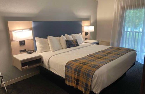 Wasilla Hotel | Relish Stunning Lake Views | Complimentary Breakfast