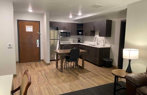 Wasilla Hotel | Relish Stunning Lake Views | Complimentary Breakfast