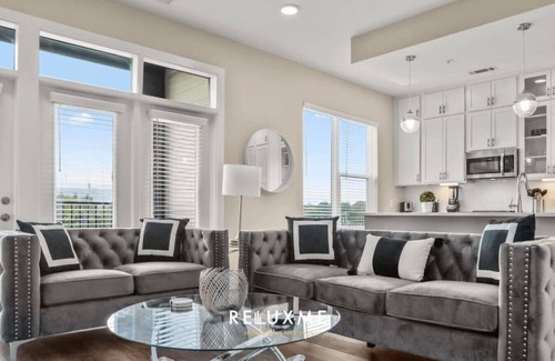Fourth Ward Condo | Reluxme | 2BR Uptown High Rise w/King Beds & Pool