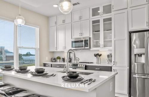 Fourth Ward Condo | Reluxme | 2BR Uptown High Rise w/King Beds & Pool