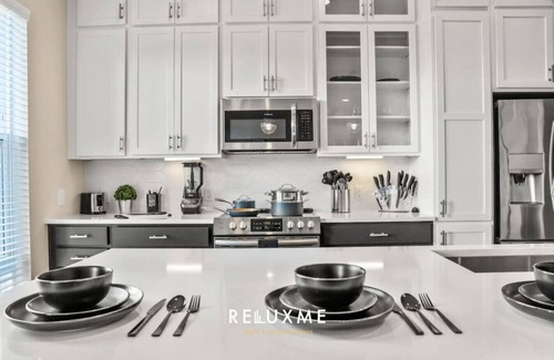 Fourth Ward Condo | Reluxme | 2BR Uptown High Rise w/King Beds & Pool