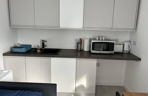 Becontree Apartment | Remarkable 1-Bed Outhouse Studio in Dagenham