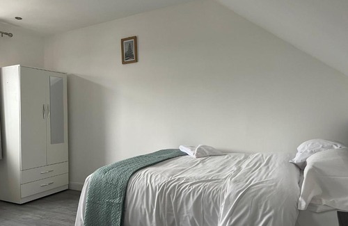 Clayhall Apartment | Remarkable 1-Bed Studio Apartment in Redbridge